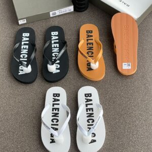 BALENCIAGA SLIPPERS : Very much available 🔥🔥 PRICE = 45k only ✅